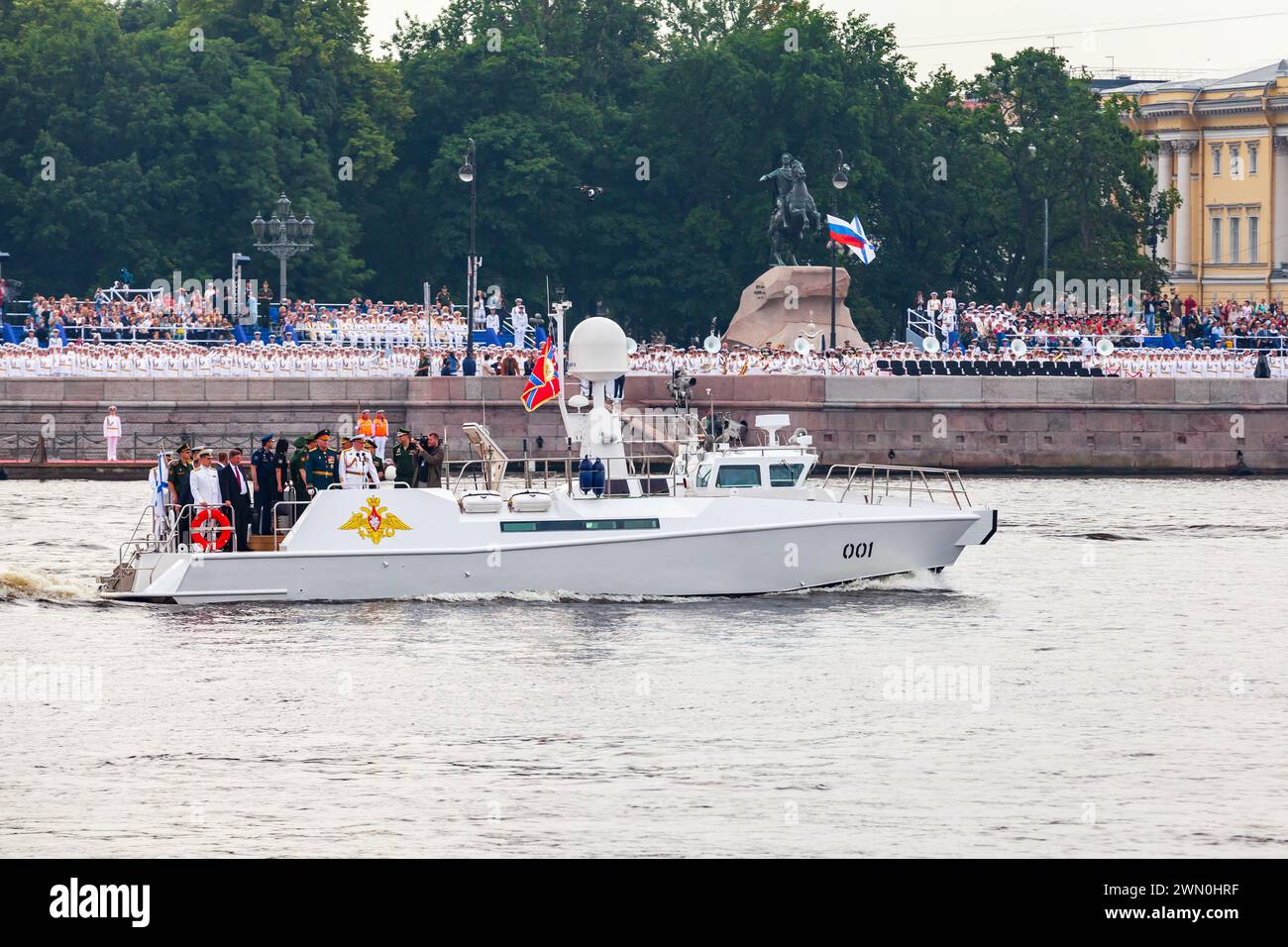 Saint-Pétersbourg, Russie - 28 juillet 2017 : bateau de commandement blanc avec commandant de la MARINE et officiers de marine navigue sur la rivière Neva. Défilé de la marine russe Banque D'Images