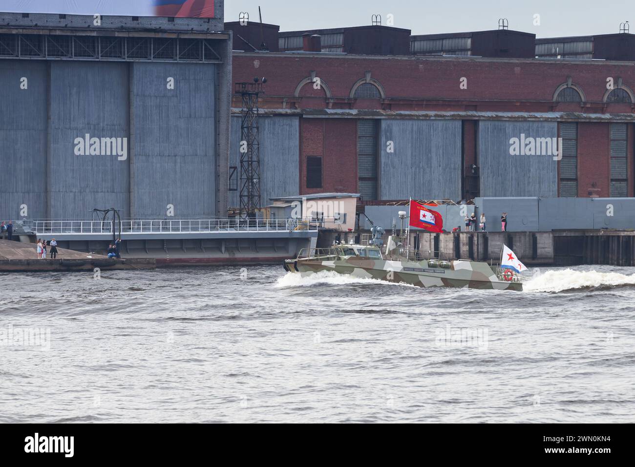 Saint-Pétersbourg, Russie - 28 juillet 2017 : le bateau rapide de la marine part sur la rivière Neva. Défilé des forces navales russes Banque D'Images