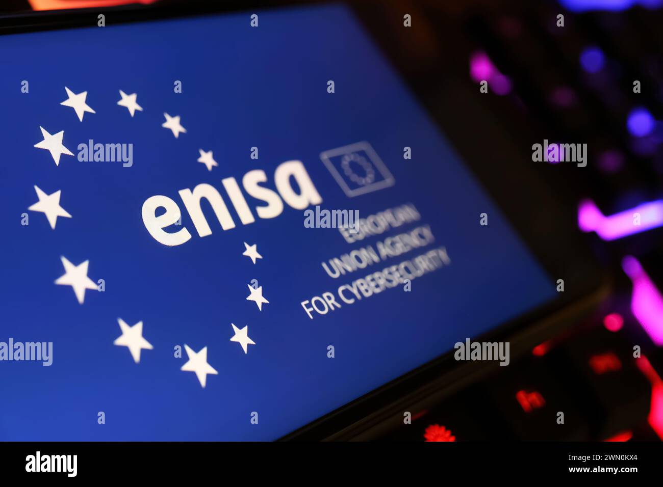 Viersen, Allemagne - 9 janvier. 2024 : écran de smartphone avec logo de l'Agence de l'Union européenne pour la cybersécurité (ENISA) sur clavier d'ordinateur Banque D'Images