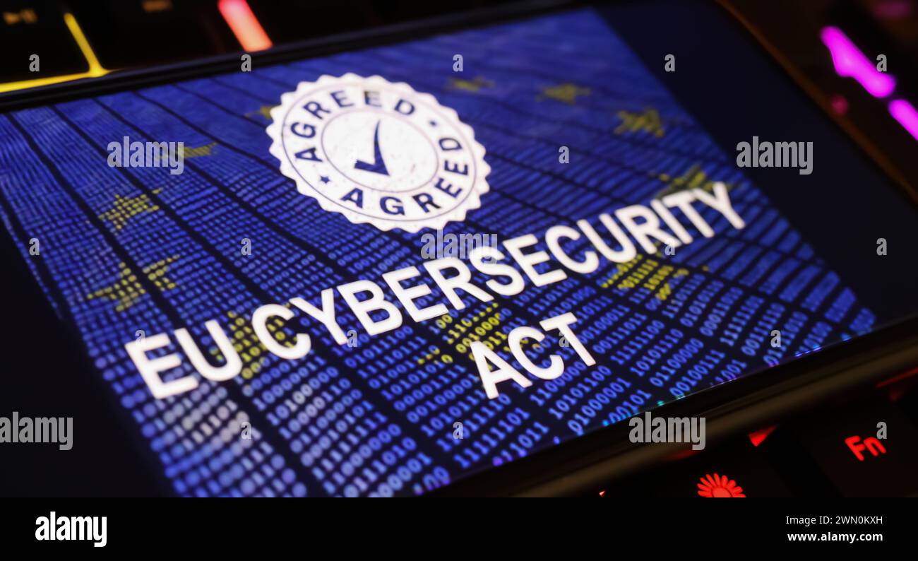 Viersen, Allemagne - 9 janvier. 2024 : écran de smartphone avec logo de la loi européenne sur la cybersécurité sur le clavier d'ordinateur Banque D'Images