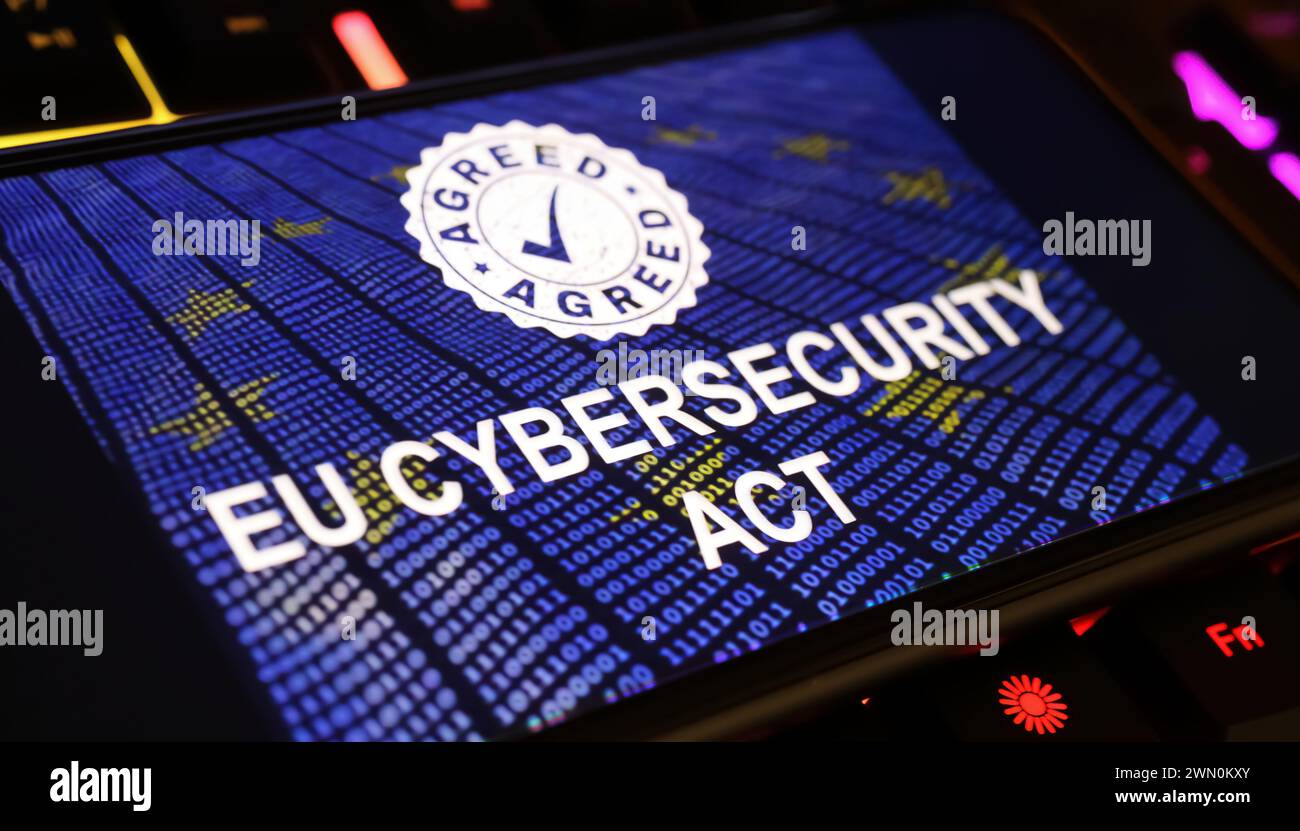 Viersen, Allemagne - 9 janvier. 2024 : écran de smartphone avec logo de la loi européenne sur la cybersécurité sur le clavier d'ordinateur Banque D'Images