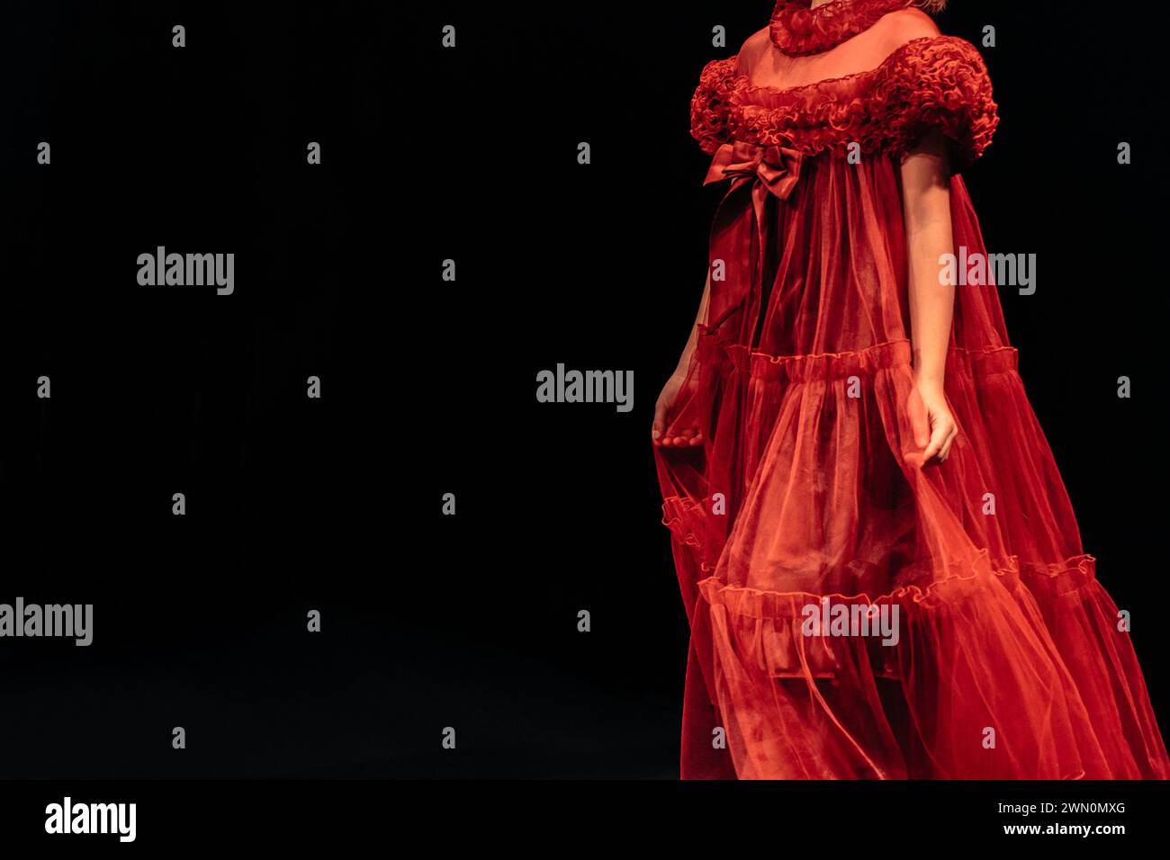 Détails de mode de robe en satin à manches bouffantes rouges. Vêtements féminins tenue élégante. Banque D'Images