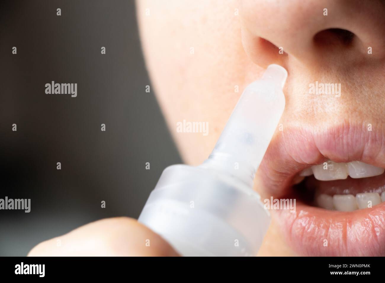 Fille et gouttes de nez gros plan, froid et traitement du nez qui coule, nez qui coule Banque D'Images