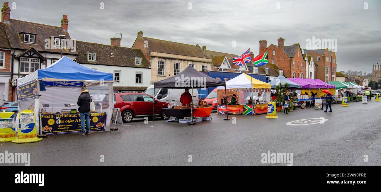 Jour du marché Marlborough High Street, les étals aux couleurs vives descendent au centre de la grande rue Banque D'Images