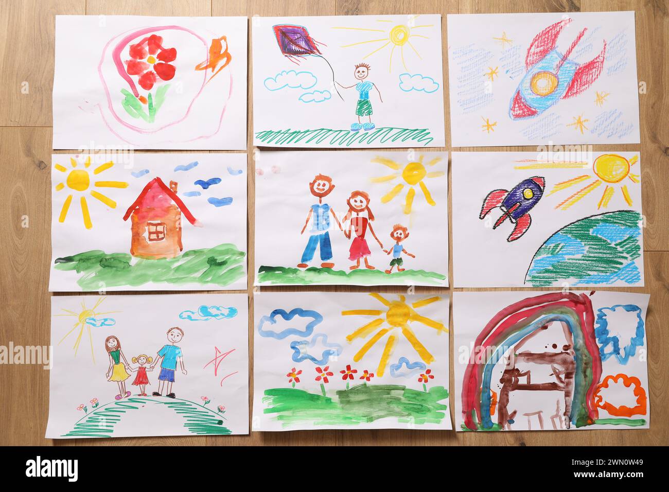 Dessins d'enfants mignons sur fond en bois, pose plate Banque D'Images