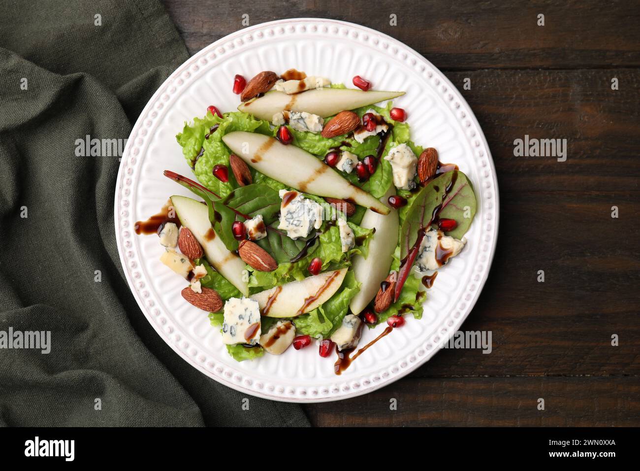 Délicieuse salade de poires avec sauce sur table en bois, vue de dessus Banque D'Images