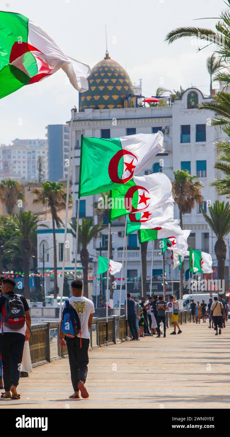 Front de mer d'Oran drapeaux algériens Algérie Banque D'Images