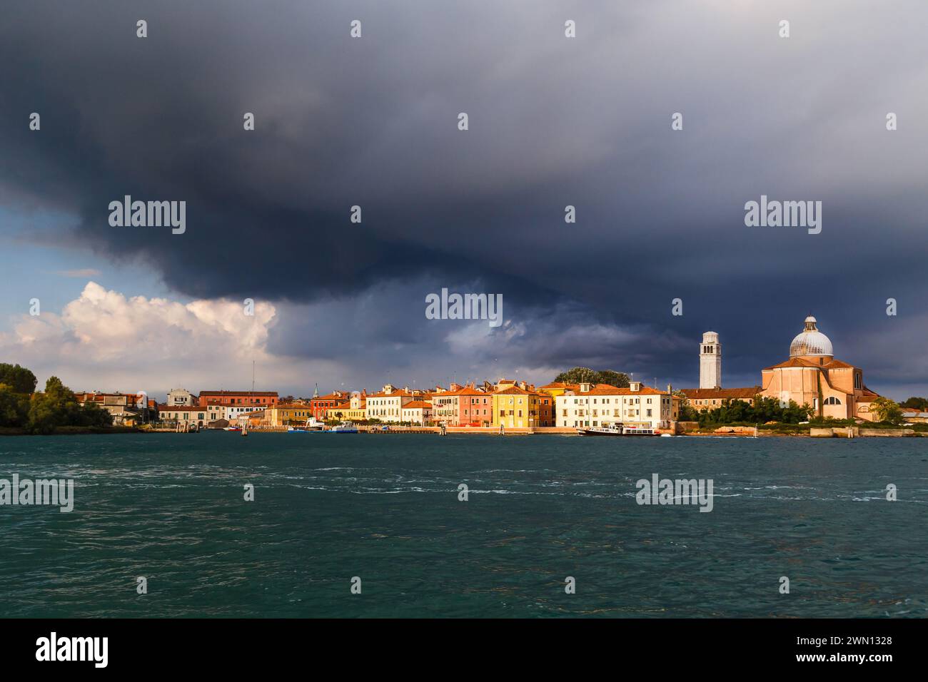 La Basilica di San Pietro di Castello à l'extrémité est du sestiere de Castello à Venise, Italie. Vue depuis le lagon vénitien par temps orageux avec Banque D'Images