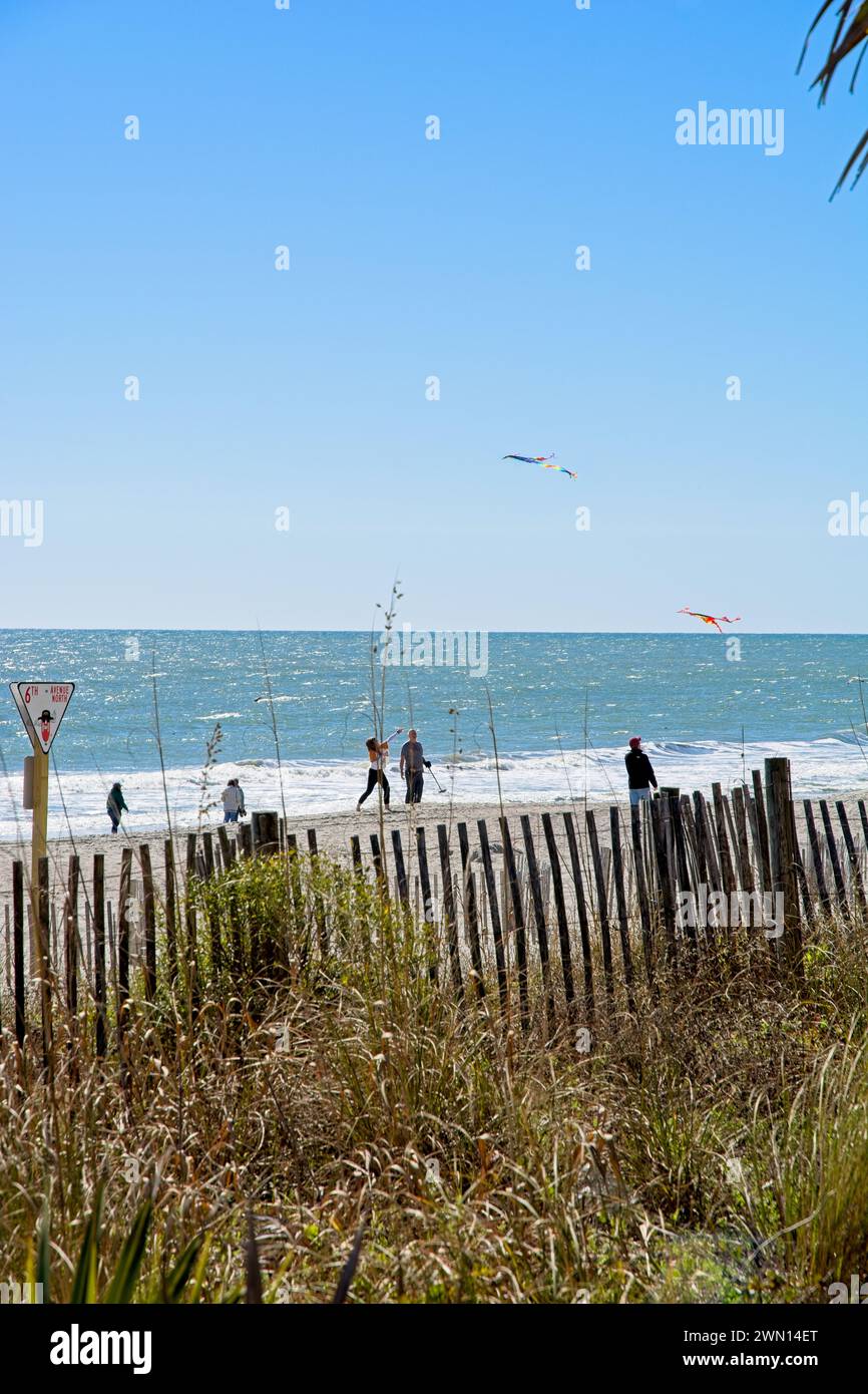 Vacanciers volant des cerfs-volants sur la plage - Myrtle Beach, Caroline du Sud ; 21 février 2024 Banque D'Images