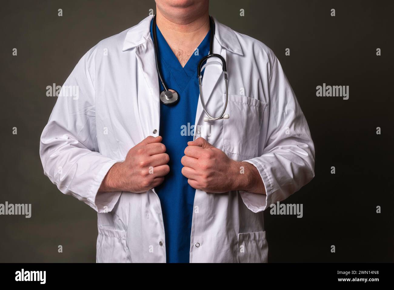 docteur avec manteau de docteur et stéthoscope dans un hôpital Banque D'Images