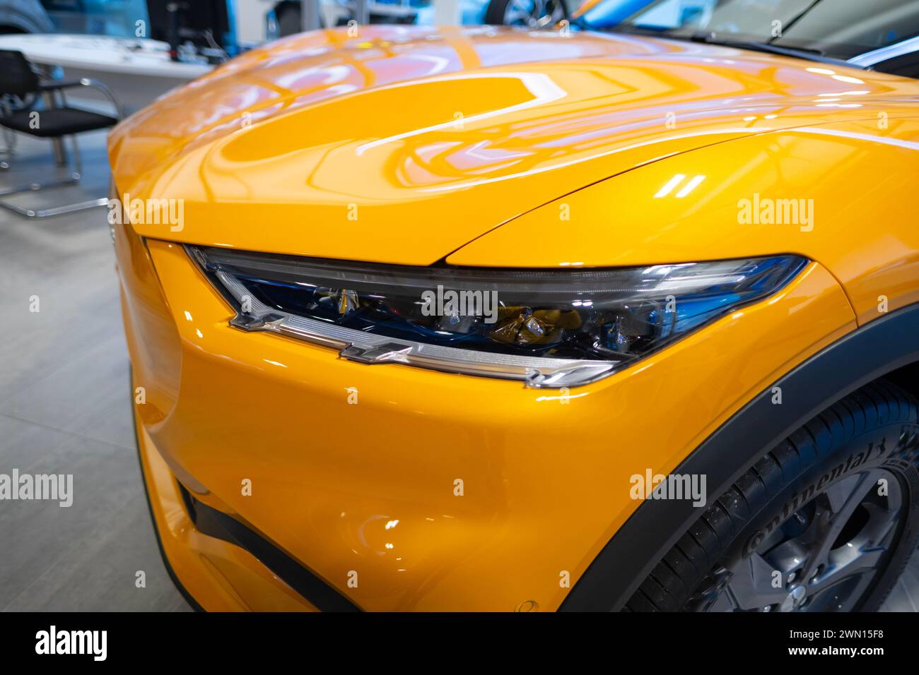 Gros plan de jaune Ford Mustang Mach-E , ev Ford Motor Company dans la salle d'exposition, tendances dans l'utilisation EV dans l'Europe contemporaine, avancées technologiques dans aut Banque D'Images