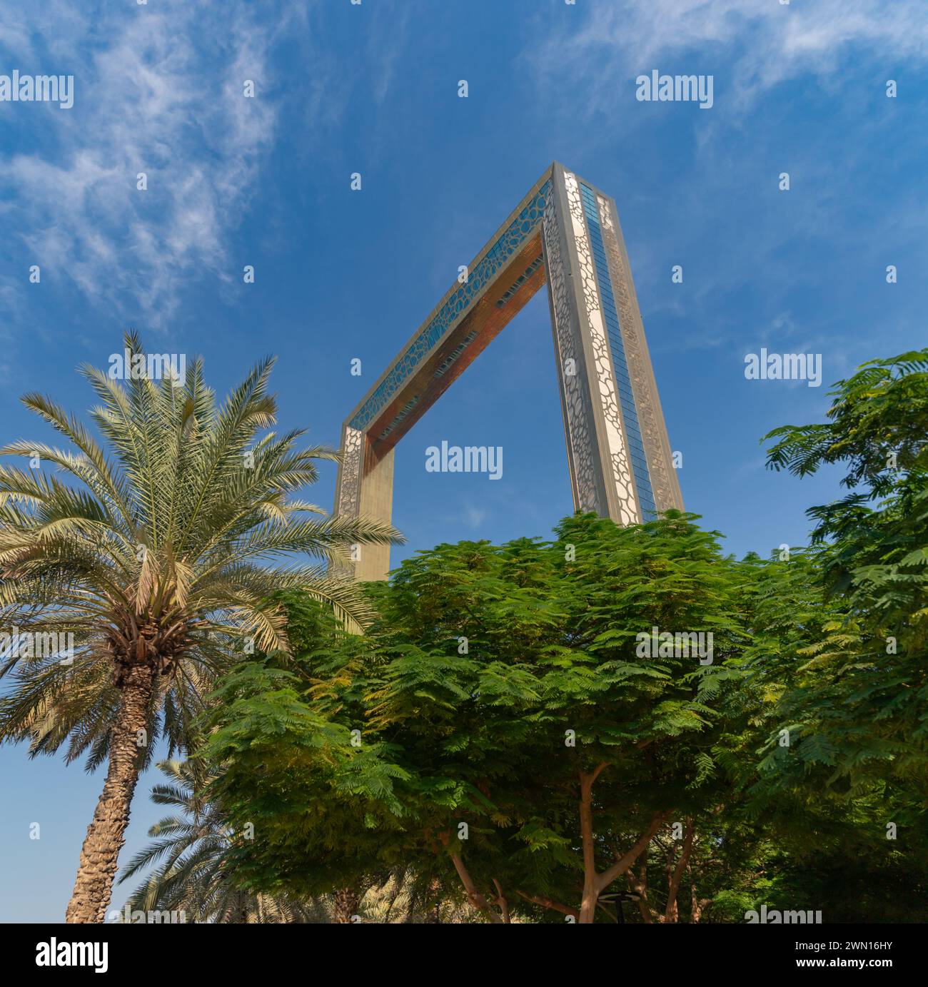 Une photo du Dubai Frame au-dessus des arbres du parc Zabeel. Banque D'Images