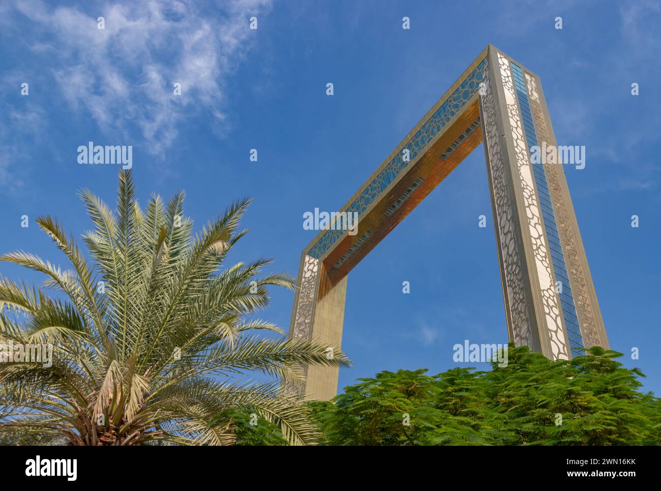 Une photo du Dubai Frame au-dessus des arbres du parc Zabeel. Banque D'Images
