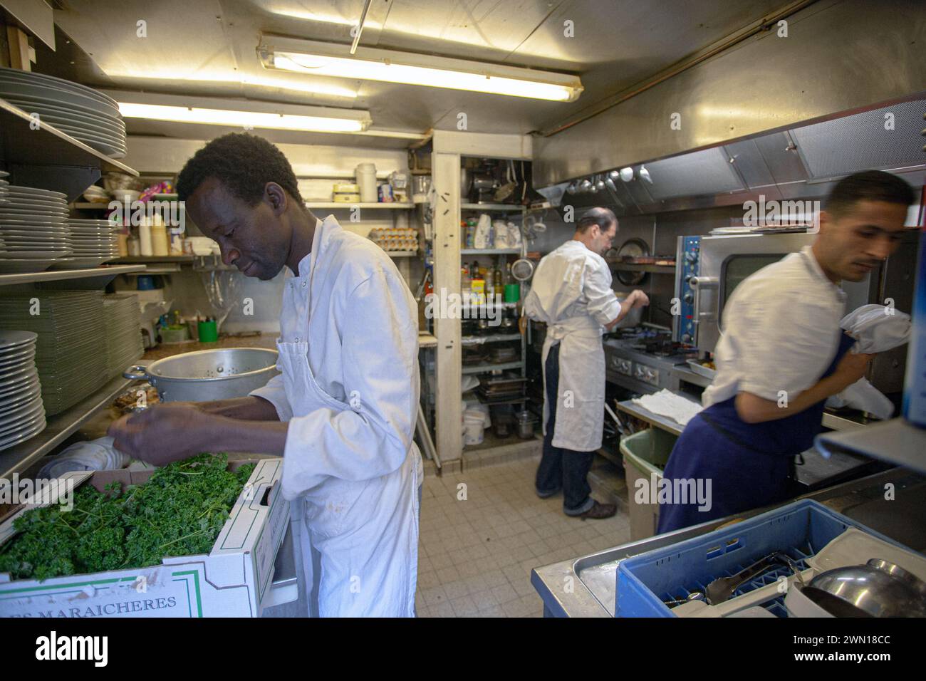 Chef africain préparant la nourriture dans le restaurant Banque D'Images