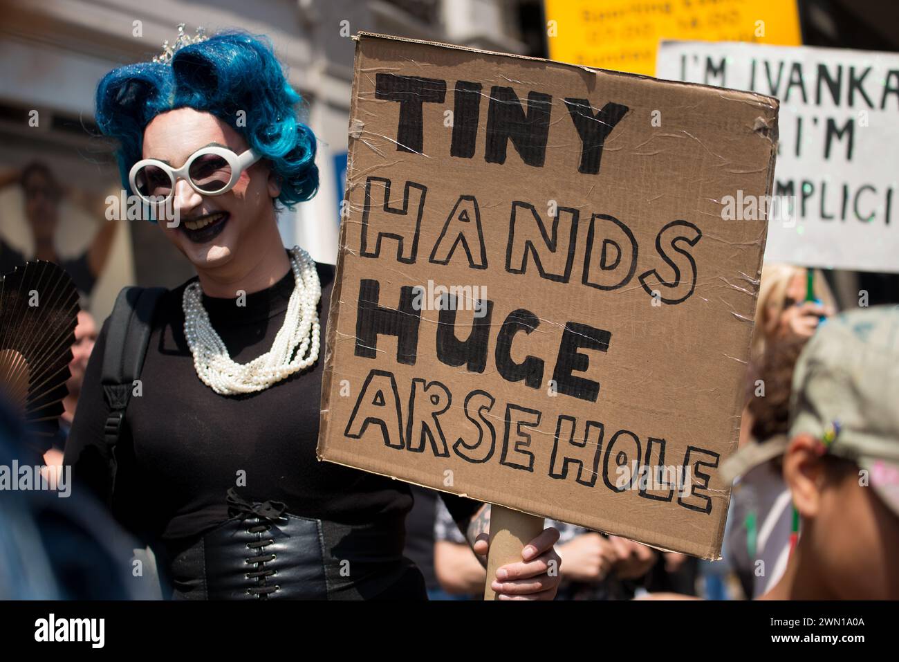 Londres, Royaume-Uni. 13 juillet 2018. Manifestante brandissant des affiches et des pancartes de campagne lors de la manifestation de protestation contre Donald Trump #BringTheNoise Women's March dans les rues du centre de Londres, au Royaume-Uni. Banque D'Images