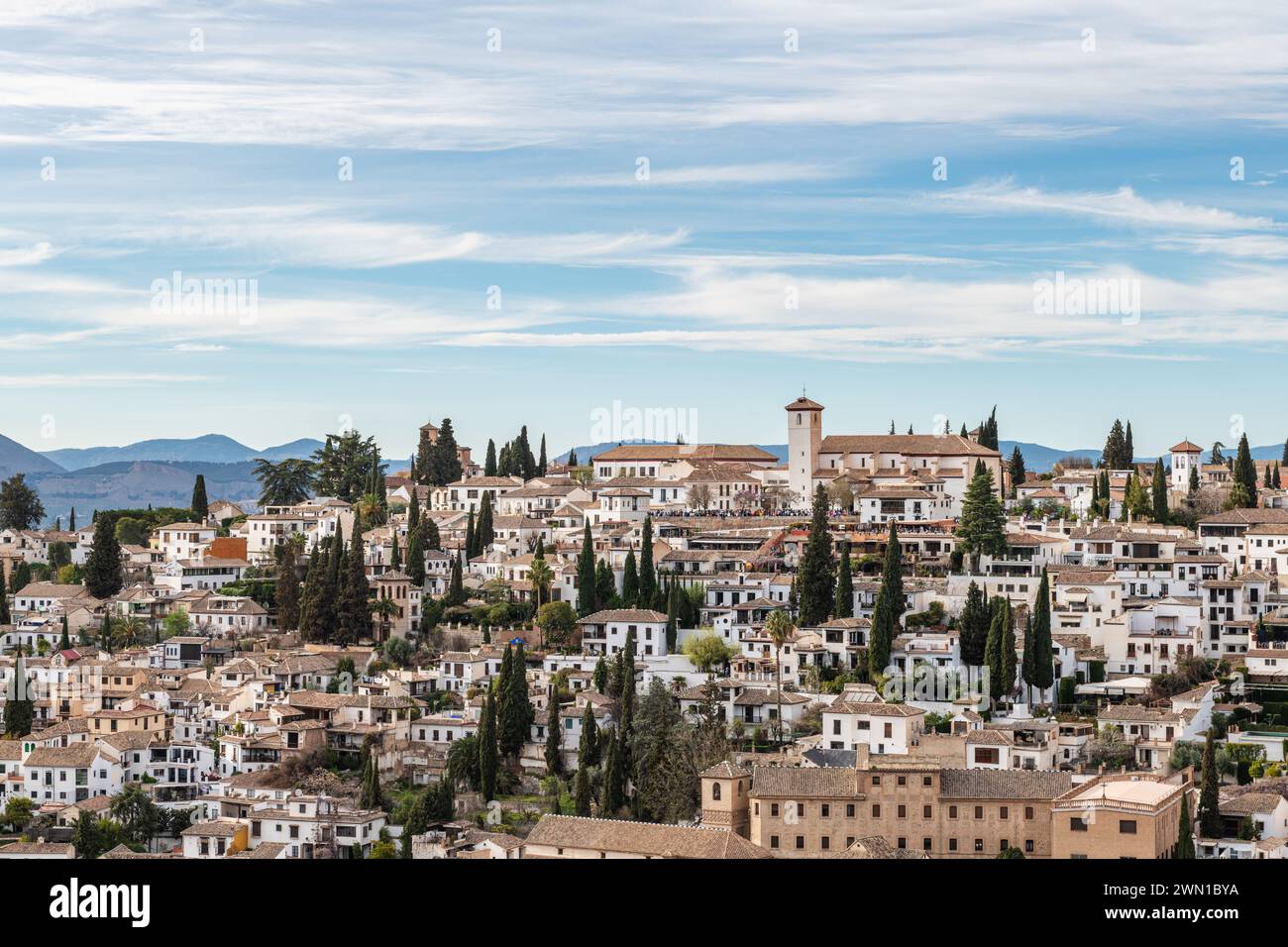 GRENADE, ESPAGNE : 24 MARS 2023 : vue aérienne de l'Albaicin à Grenade, l'un des plus anciens quartiers de la ville, avec ses monuments historiques et son commerce Banque D'Images