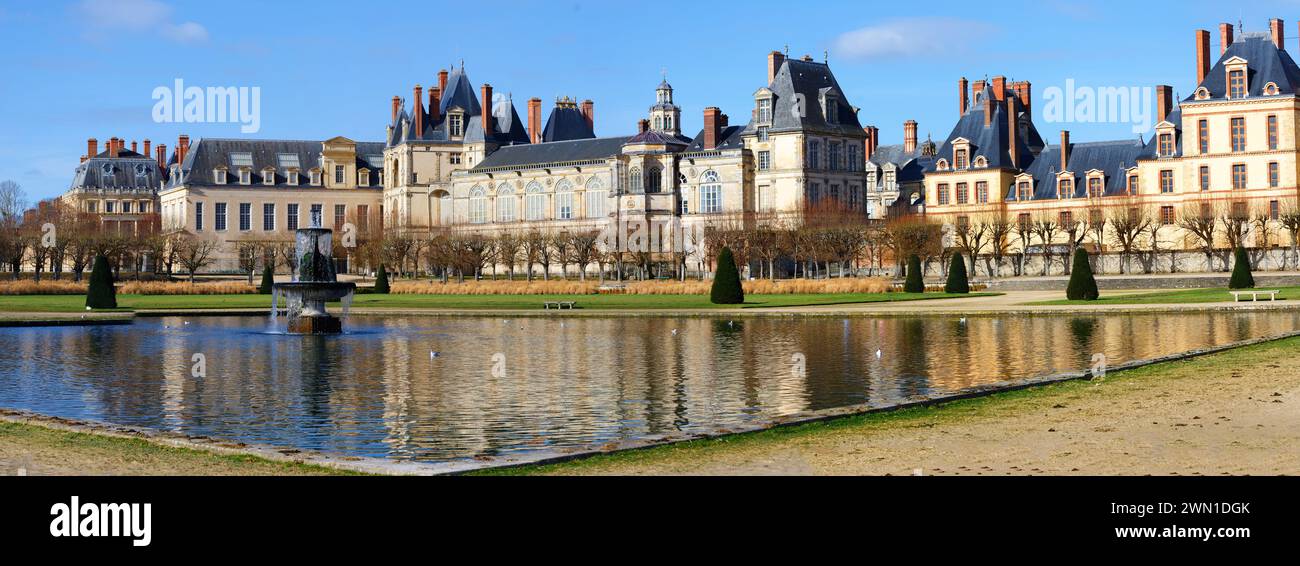 Magnifique monument médiéval - château royal de chasse Fontainbleau avec reflet dans l'eau de l'étang. Banque D'Images