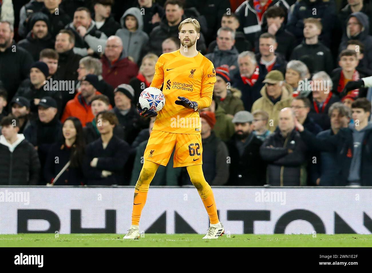 Liverpool, Royaume-Uni. 28 février 2024. Caoimhin Kelleher, le gardien de Liverpool avec le ballon. Emirates FA Cup, match de 5e tour, Liverpool v Southampton à Anfield à Liverpool le mercredi 28 février 2024. Cette image ne peut être utilisée qu'à des fins éditoriales. Usage éditorial exclusif. photo par Chris Stading/Andrew Orchard photographie sportive/Alamy Live News crédit : Andrew Orchard photographie sportive/Alamy Live News Banque D'Images