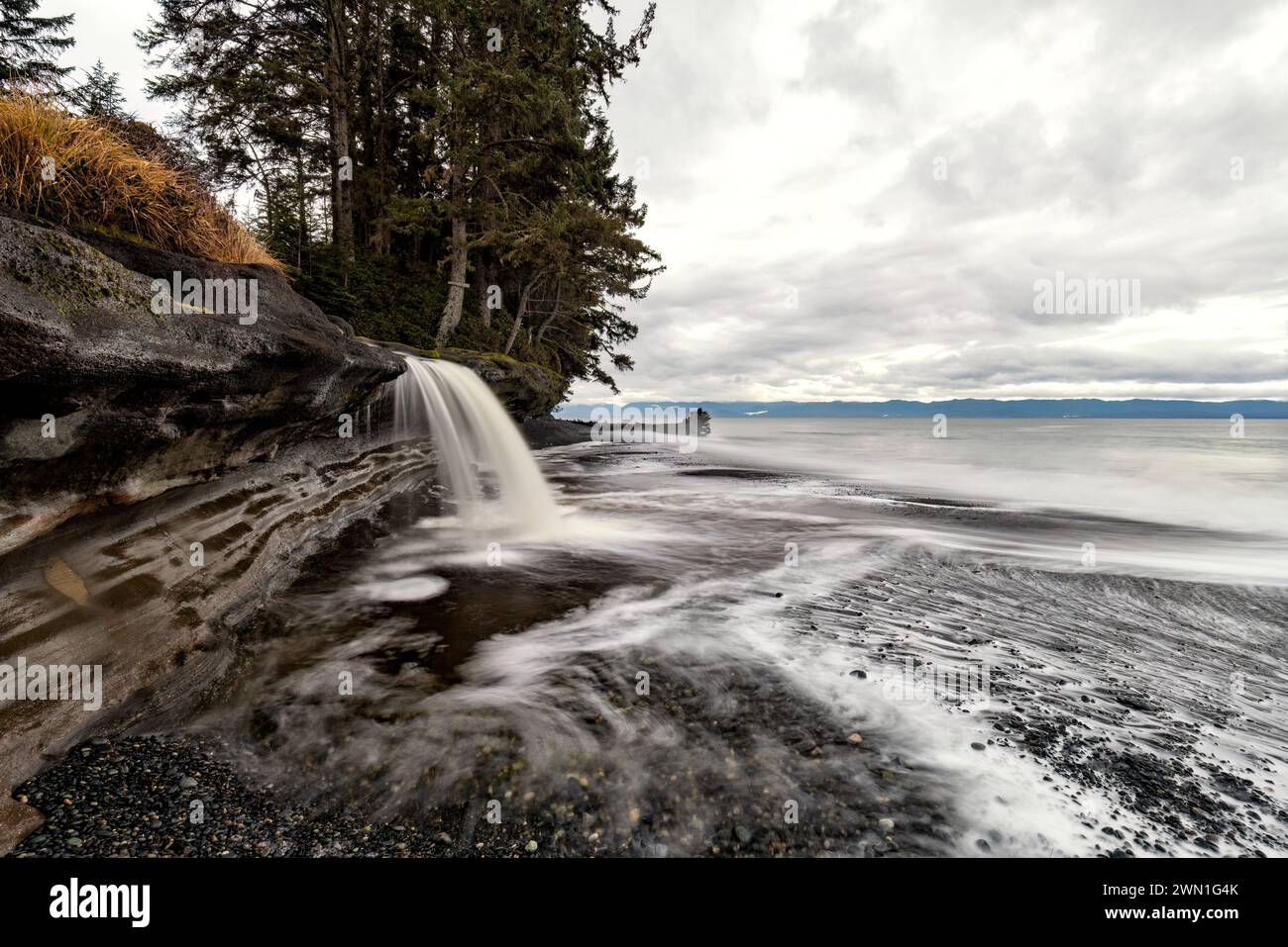 Cascade sur Sandcut Beach - Parc régional de la rivière Jordan - près de Sooke, île de Vancouver, Colombie-Britannique, Canada Banque D'Images