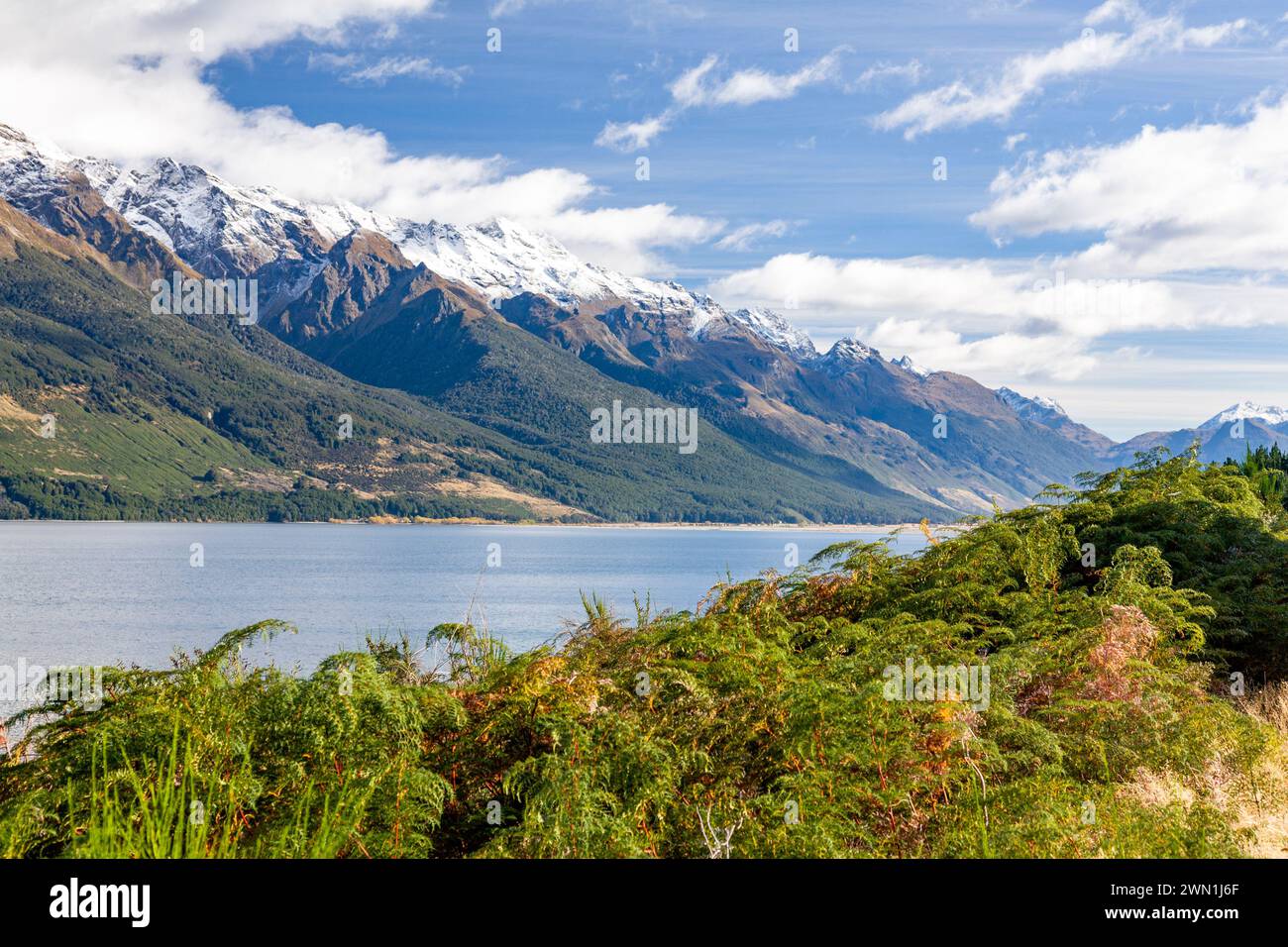 Nouvelle-Zélande, lac Wakatipu à Glenorchy, près de Queenstown, vue sur le lac et la chaîne de montagnes tôt le matin après l'aube, 2008 Banque D'Images