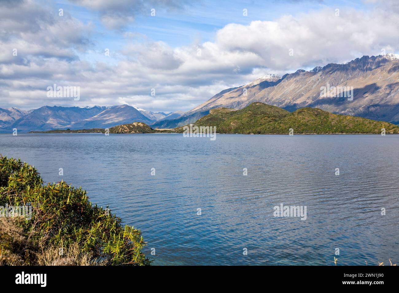 Nouvelle-Zélande, lac Wakatipu à Glenorchy, près de Queenstown, vue sur le lac et la chaîne de montagnes tôt le matin après l'aube, 2008 Banque D'Images