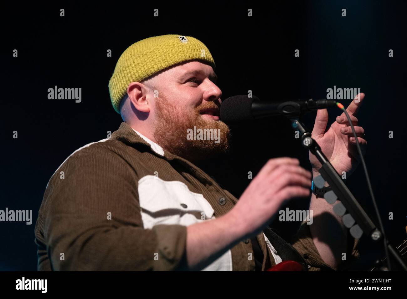 Le chanteur et compositeur britannique Tom Walker se produit en concert au Lido de Berlin. Banque D'Images