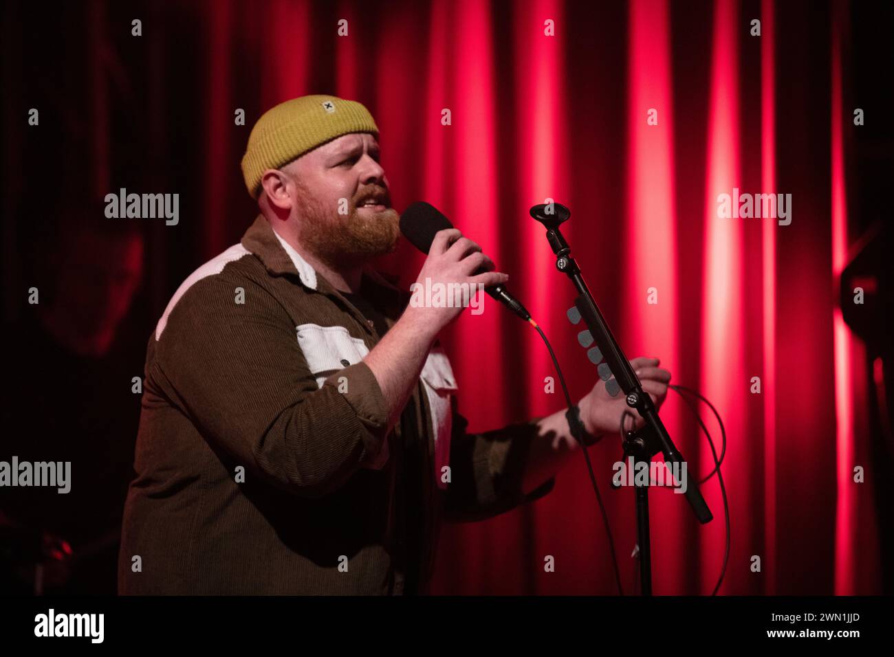 Le chanteur et compositeur britannique Tom Walker se produit en concert au Lido de Berlin. Banque D'Images