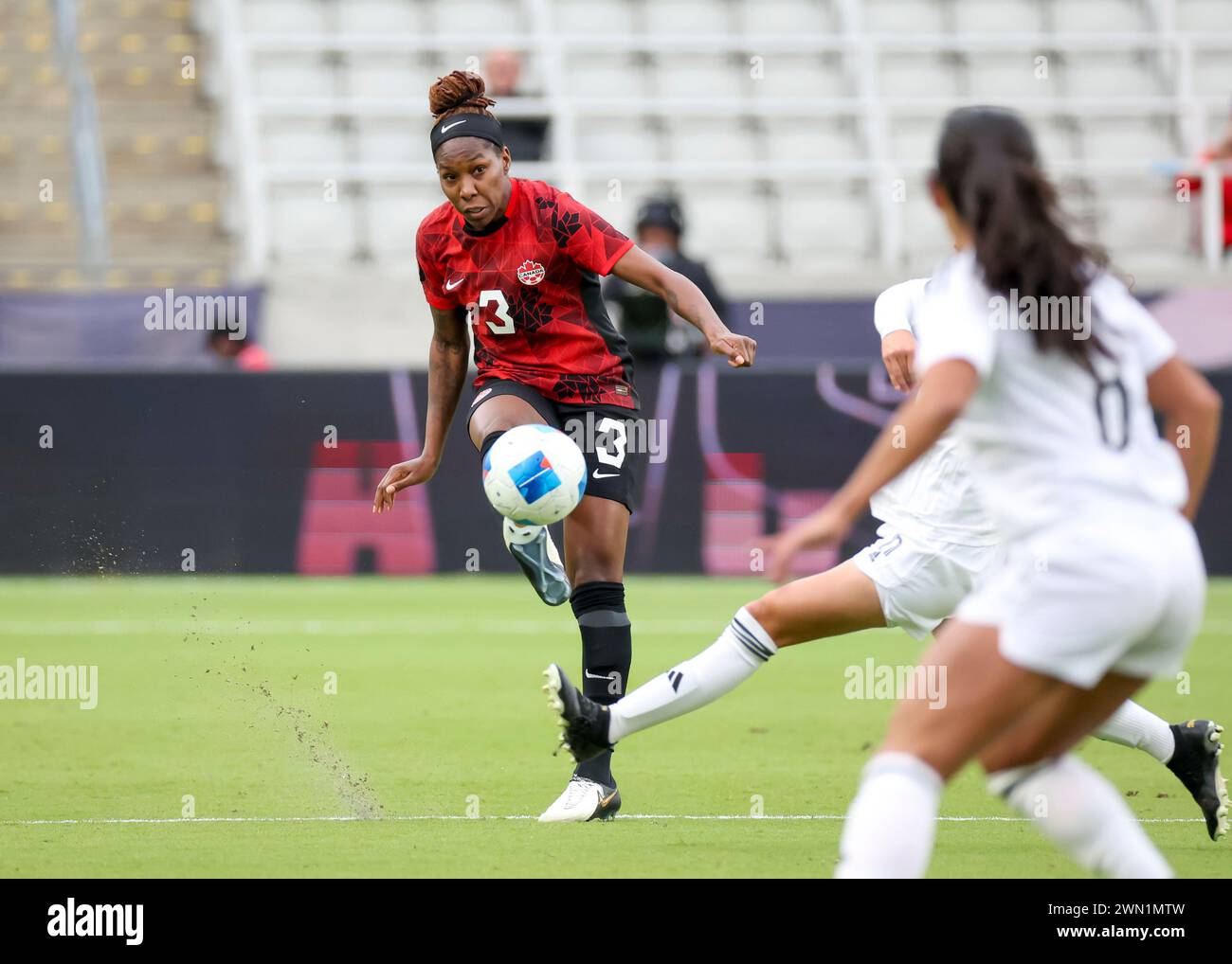 HOUSTON, TX - FEBRUARY 28: Canada defender Kadeisha Buchanan (3) sends the ball in the first half during the CONCACAF Womens Gold Cup Group C - Canada vs Costa Rica on February 28, 2024 at Shell Energy Stadium in Houston, Texas. (Photo by Leslie Plaza Johnson/Icon Sportswire) (Icon Sportswire via AP Images) Banque D'Images