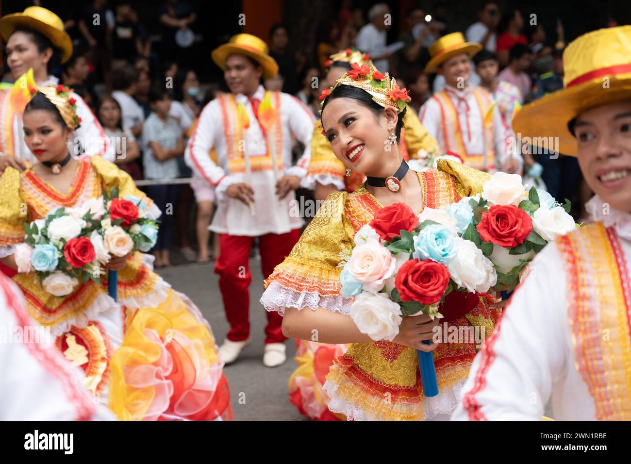 Dimanche 14 janvier 2024, Cebu City, Philippines. Un groupe contingent se produit dans le concours de danse de rue Sinulog sa Lalawigan. Banque D'Images