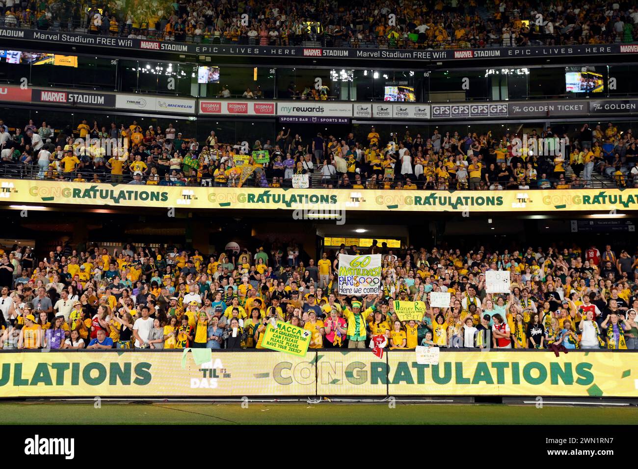 MELBOURNE, AUSTRALIE Melbourne, Victoria, Australie. 28 février 2024. Les fans australiens de Matildas célèbrent la qualification de l'équipe pour les Jeux Olympiques de Paris avec une victoire de 10-0 au tournoi de qualification olympique féminin de l'AFC 2024 R3 Australia Women vs Ouzbékistan Women au stade Marvel de Melbourne. Crédit : Karl Phillipson/Alamy Live News Banque D'Images