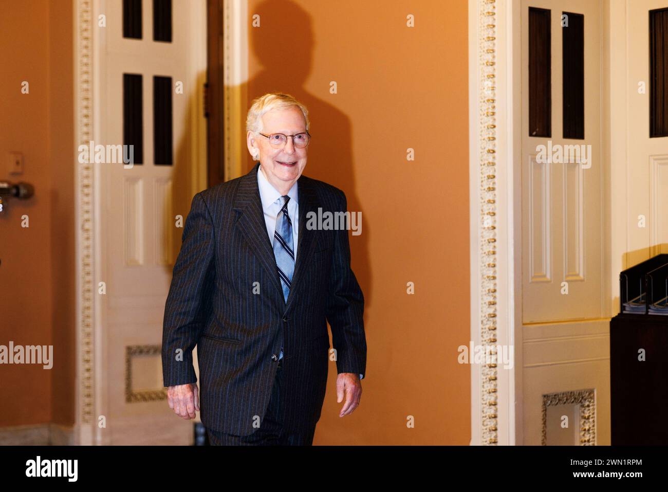 WASHINGTON D. C., ÉTATS-UNIS. 28 février 2024. Le leader de la minorité sénatoriale Mitch McConnell est photographié devant la salle du Sénat du Capitole à Washington D.C., aux États-Unis, le 28 février 2024. Mitch McConnell, le leader le plus ancien de l'histoire du Sénat américain, a annoncé mercredi qu'il quitterait son poste à la fin de l'année. McConnell, 82 ans, est chef du GOP depuis 2007. Crédit : Aaron Schwartz/Xinhua/Alamy Live News Banque D'Images