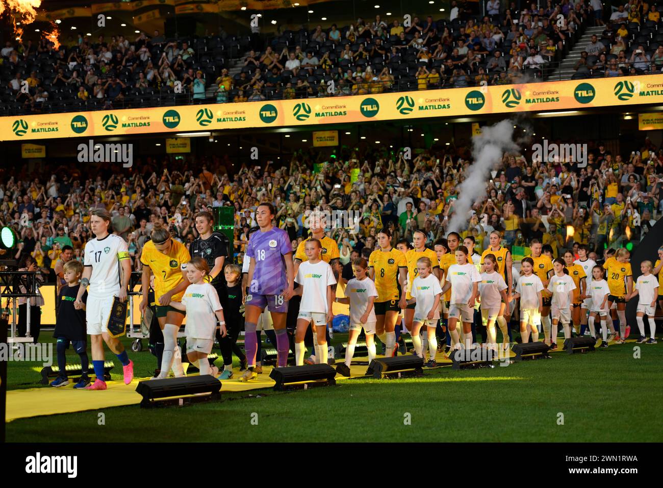 MELBOURNE, AUSTRALIE Melbourne, Victoria, Australie. 28 février 2024. L'équipe nationale australienne « The Matildas » fait son entrée sur le terrain lors du tournoi de qualification olympique féminin 2024 de l'AFC R3 Australia Women contre Ouzbékistan Women au stade Marvel de Melbourne. Crédit : Karl Phillipson/Alamy Live News Banque D'Images