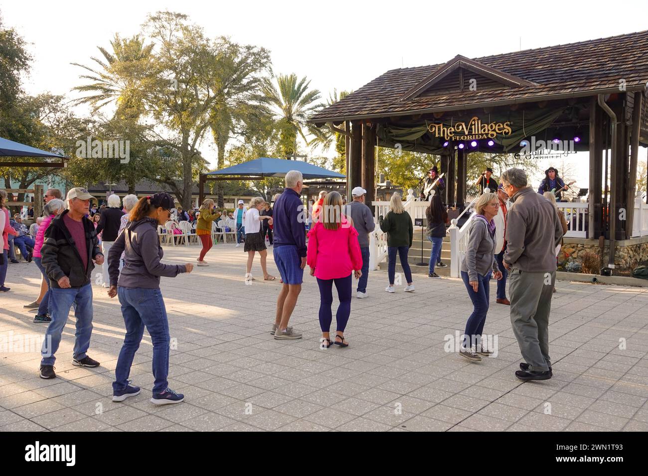 États-Unis Floride FL la communauté de retraite des villages aînés vivant tous les soirs dansant au Lake Sumpter Square musique live Banque D'Images