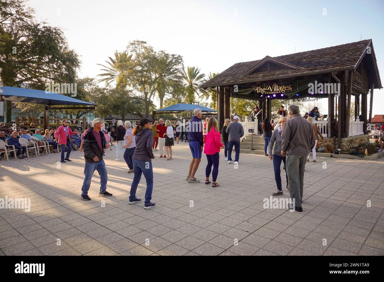 États-Unis Floride FL la communauté de retraite des villages aînés vivant tous les soirs dansant au Lake Sumpter Square musique live Banque D'Images