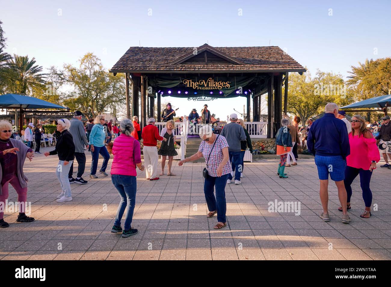 États-Unis Floride FL la communauté de retraite des villages aînés vivant tous les soirs dansant au Lake Sumpter Square musique live Banque D'Images