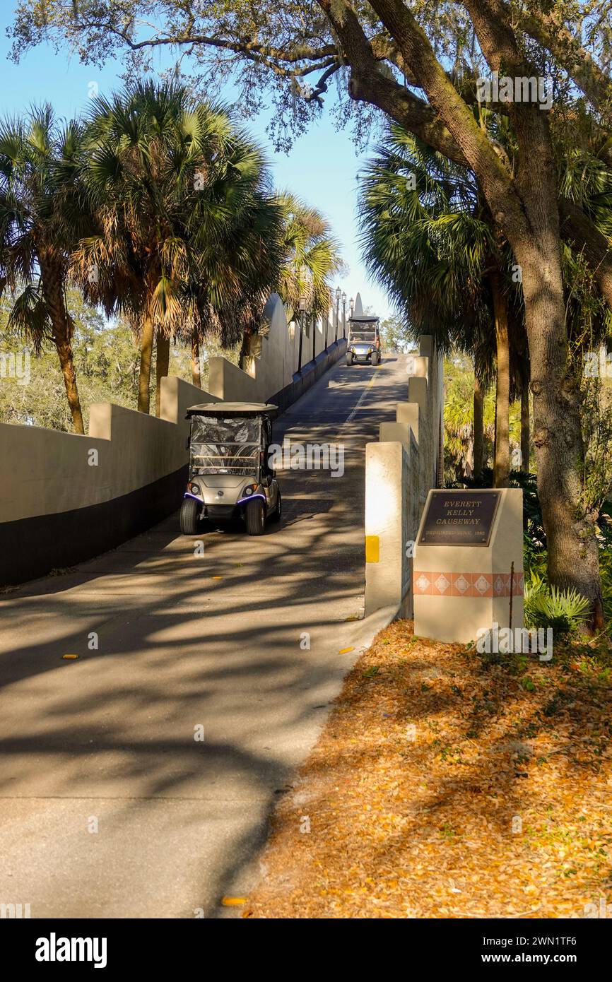 États-Unis Floride FL les villages le pont Everett Kelly Causeway pour les voiturettes de golf ne passant que sur la route US 441/27 Banque D'Images