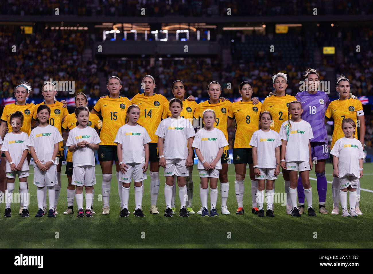 Melbourne, Australie, 28 février 2024. Matildas chantant l’hymne national lors de la 3e manche du match de qualification olympique féminine de l’AFC 2024 entre CommBank Matildas et l’Ouzbékistan au Marvel Stadium le 28 février 2024 à Melbourne, en Australie. Crédit : Santanu Banik/Speed Media/Alamy Live News Banque D'Images