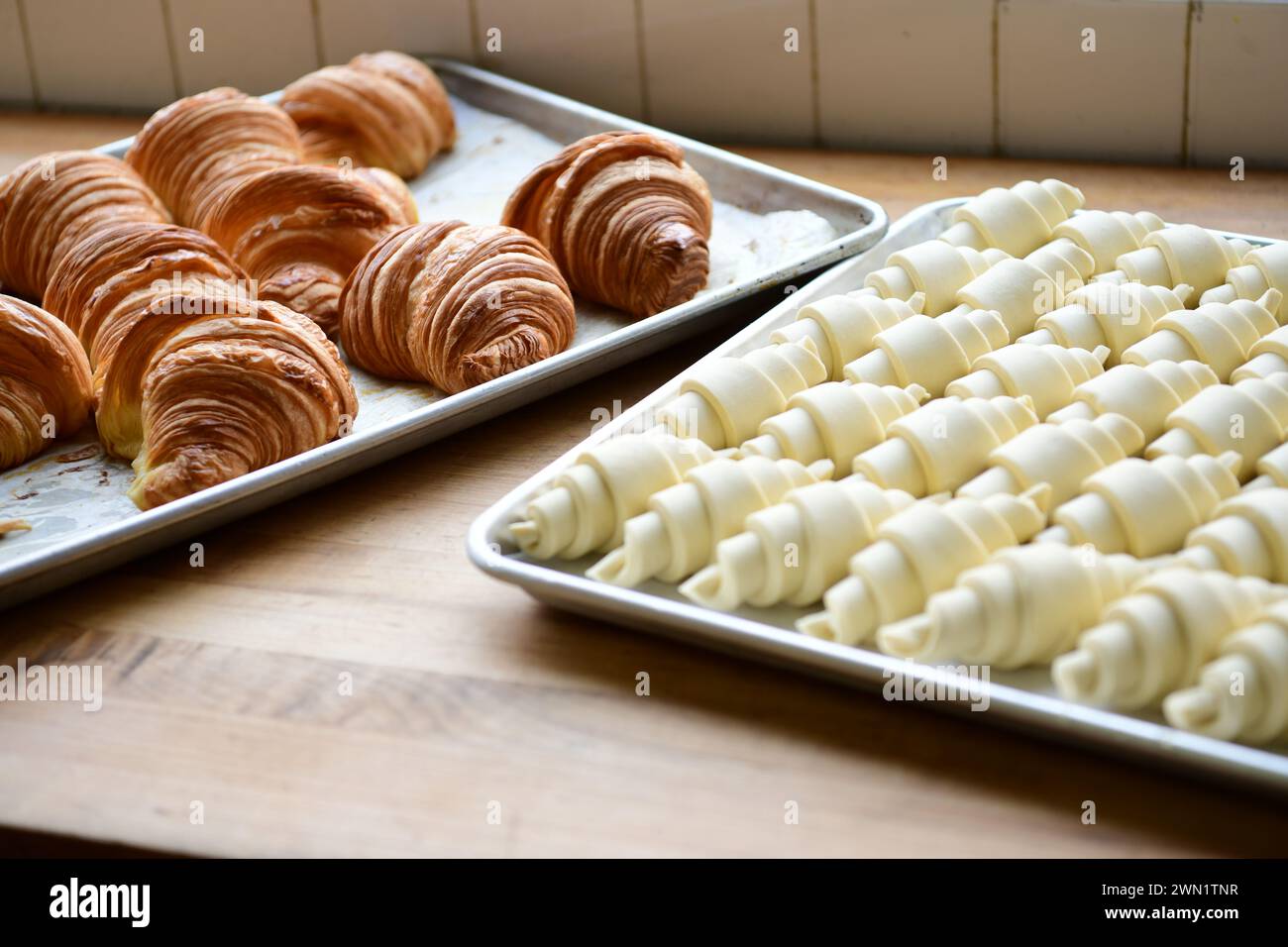 Boulangerie alimentaire croissants crus et cuits au four dans un magasin de boulangerie à Baltimore Maryland Banque D'Images