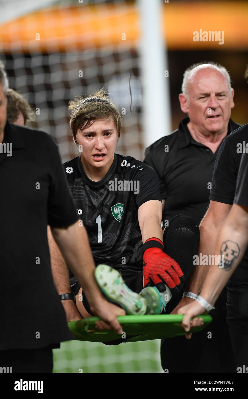 MELBOURNE, AUSTRALIE Melbourne, Victoria, Australie. 28 février 2024. La gardienne ouzbèke Maftuna Jonimqulova (1) est étirée du terrain avec une blessure à la cheville lors du tournoi de qualification olympique féminin 2024 de l'AFC R3 Australia Women v Uzbekistan Women au stade Marvel de Melbourne. Crédit : Karl Phillipson/Alamy Live News Banque D'Images