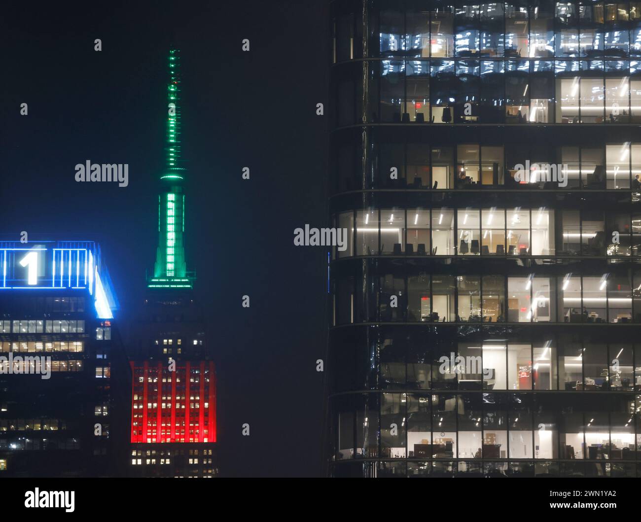 New York, États-Unis. 28 février 2024. L'Empire State Building est illuminé en rouge et vert depuis une fenêtre à Hudson Yards le mercredi 28 février 2024 à New York. Photo de John Angelillo/UPI crédit : UPI/Alamy Live News Banque D'Images