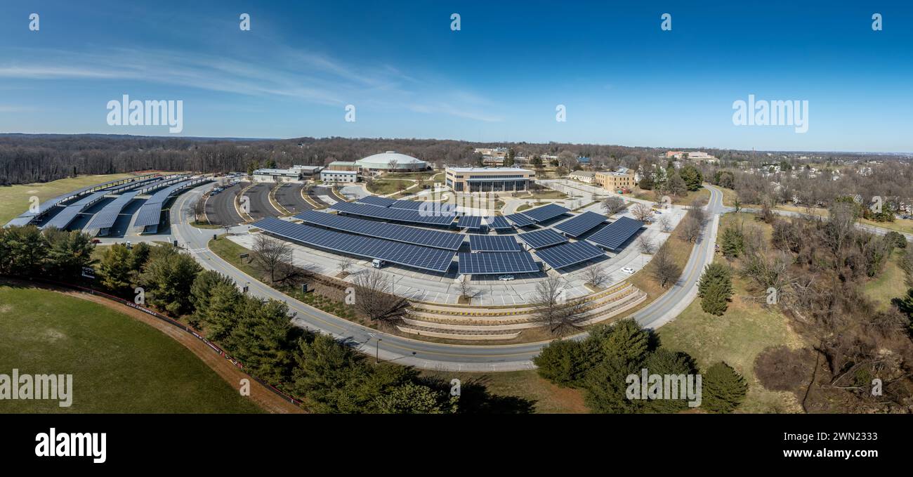 Vue aérienne du Community College de Baltimore County Catonsville avec des parcs de stationnement couverts de panneaux solaires, centre sportif de bien-être, formation continue Banque D'Images
