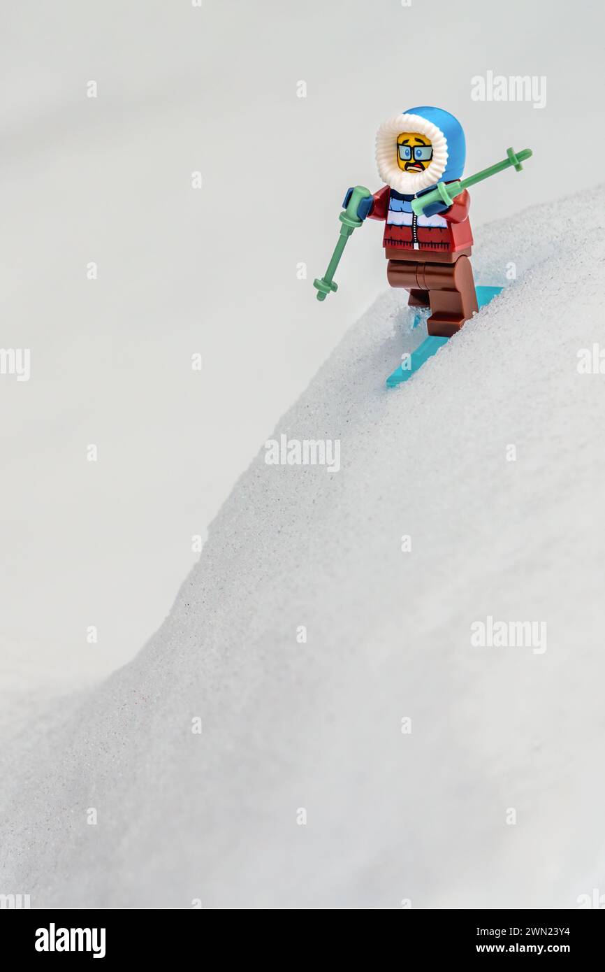 Chappaqua, NY - Feb 13 2024 - drôle humoristique expression effrayée sur Lego Minifigure week-end guerrier trop confiant débutant skieur alpin en difficulté. Banque D'Images