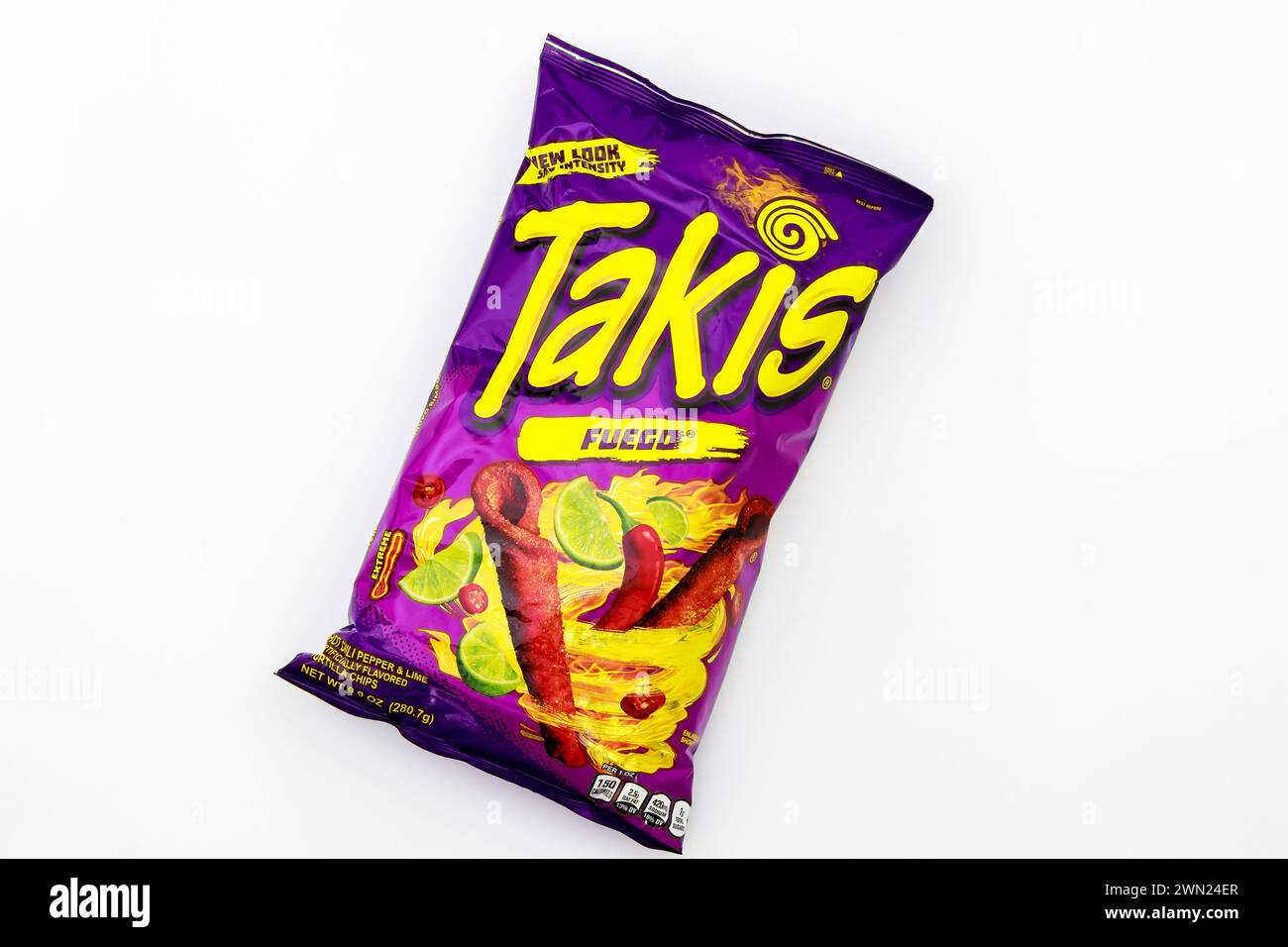 Piment fort Takis Fuego et croustilles tortilla roulées au citron vert Banque D'Images