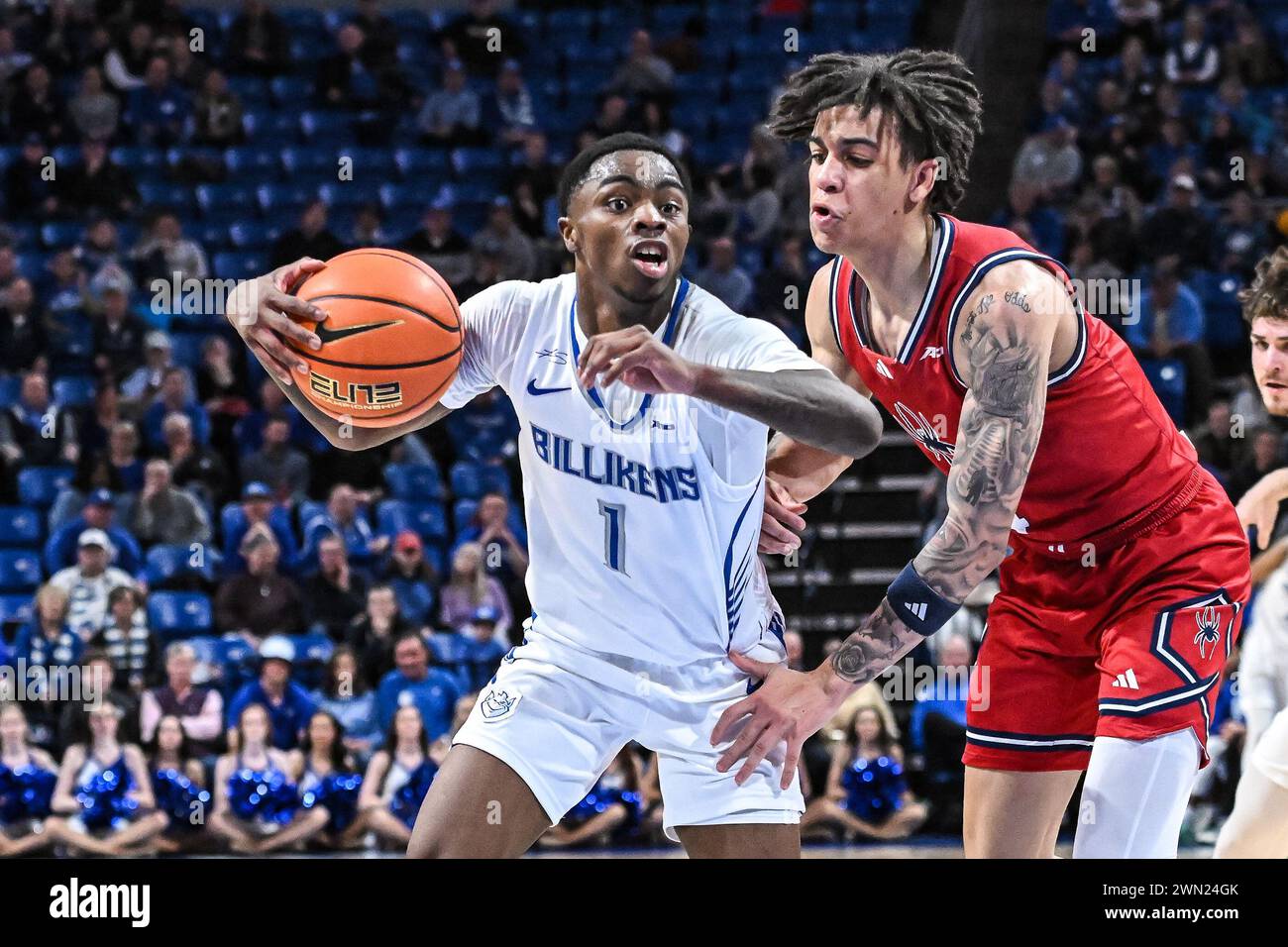 28 FÉVRIER 2024 : le garde de Saint Louis Billikens Cian Medley (1) se bat à travers la défense de la garde des araignées Richmond DJI Bailey (4) dans un match de conférence A10 où les araignées Richmond ont visité les Billikens de Saint Louis. Tenue à Chaifetz Arena en parfait Louis, MO le mercredi 28 février 2024 Richard Ulreich/CSM/Sipa USA (crédit image : © Richard Ulreich/Cal Sport Media/Sipa USA) (crédit image : © Richard Ulreich/Cal Sport Media/Sipa USA) crédit : Sipa US/Alamy Live News Banque D'Images