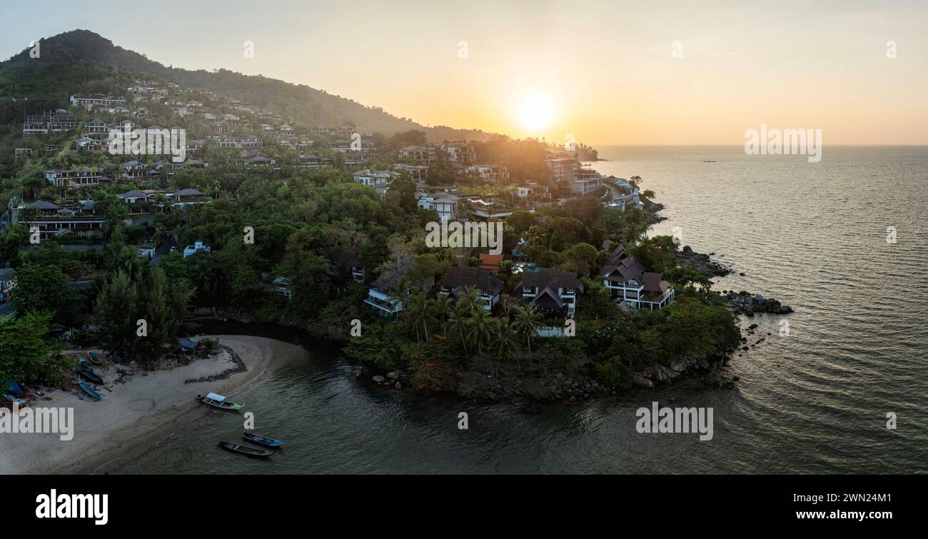 Coucher de soleil vue aérienne de la baie de Kamala Beach à Phuket, Thaïlande. Banque D'Images