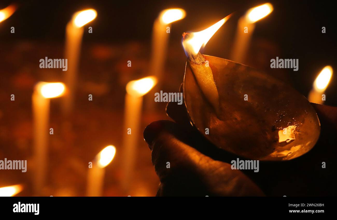 festival indien-hindou diwali ou deepavali, également connu sous le nom de festival des lumières, femme tenant la lampe diya et célébrer diwali Banque D'Images