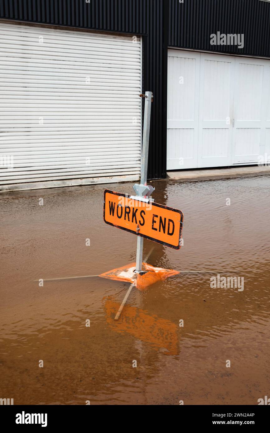 Tamise, Nouvelle-Zélande, 14 février 2023 : les suites du cyclone Gabrielle - même les panneaux de signalisation étaient sous l'eau! Banque D'Images