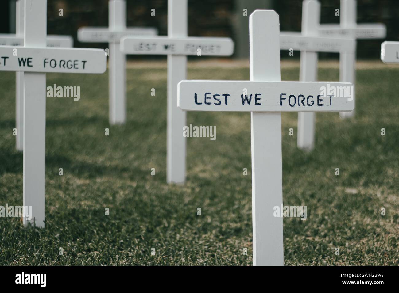 Au coucher du soleil et le matin, nous nous en souviendrons. De peur que nous oubliions. L'Anzac Ode. Banque D'Images