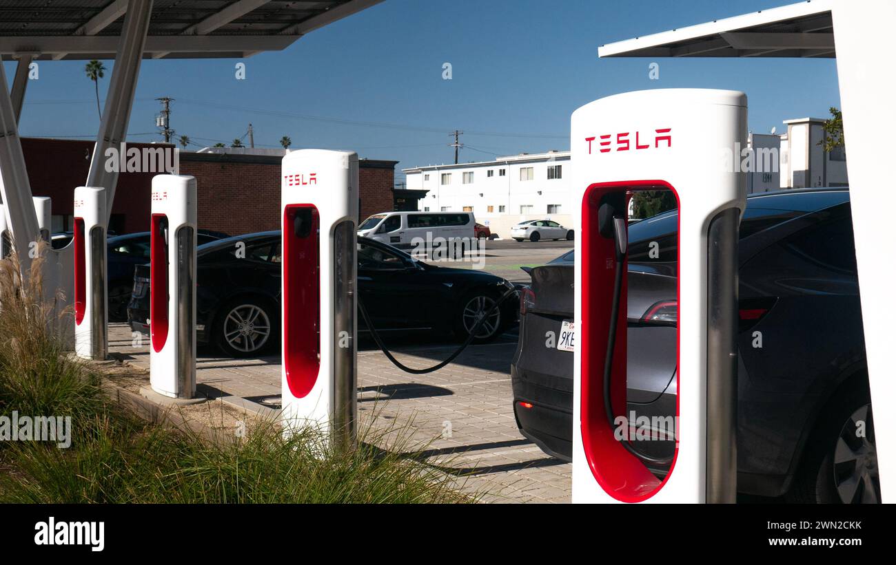 Tesla Supercharger bornes de recharge de voiture électrique ou points de recharge, véhicules électriques se rechargeant à Santa Monica, Californie, États-Unis Banque D'Images