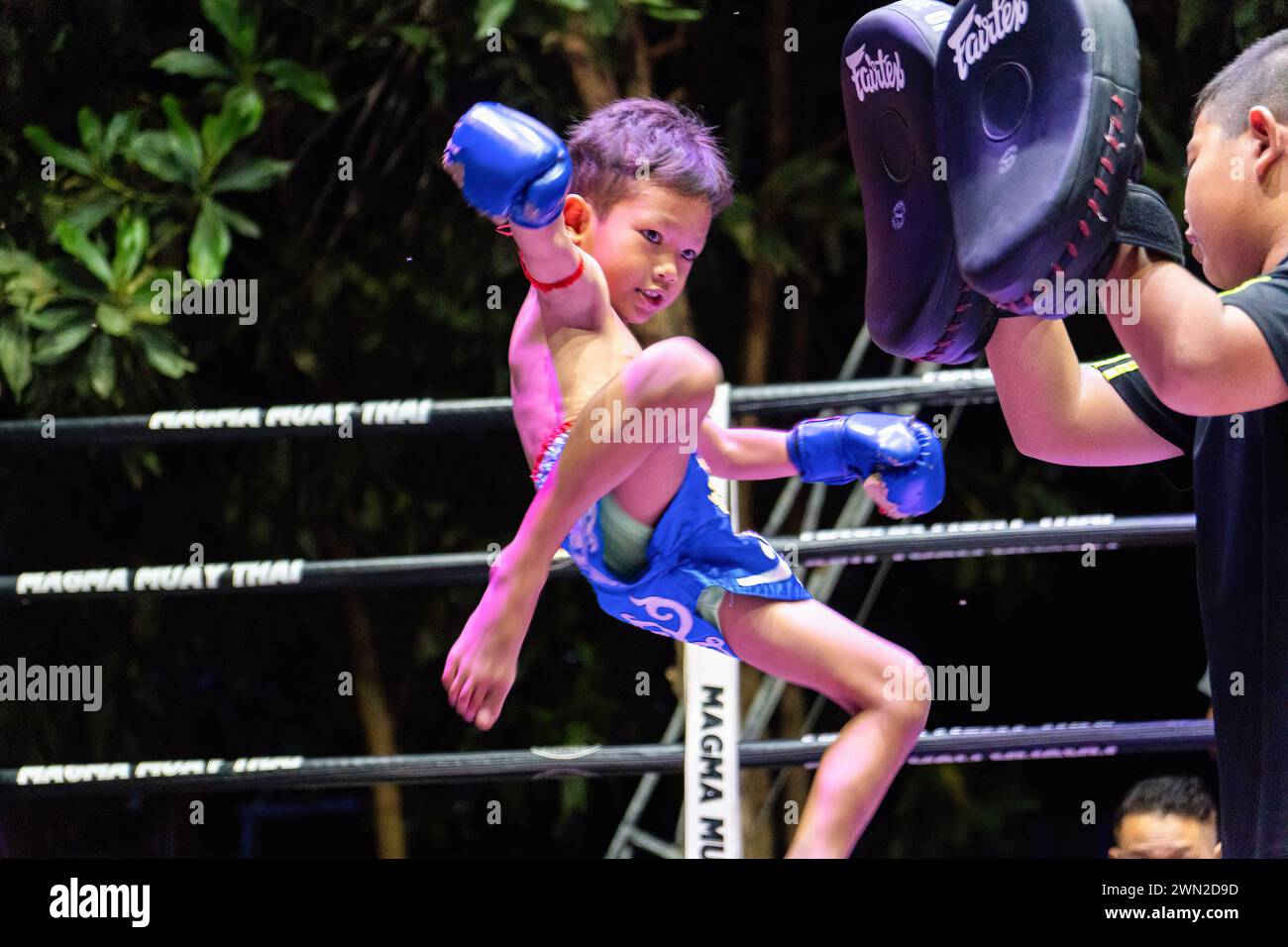 Koh Chang, Thaïlande. 24 février 2024. Un enfant thaïlandais a vu s'entraîner pendant l'émission hebdomadaire Muay Thai Fights, organisée par l'école de combat Koh Chang sur l'île de Koh Chang. Le Wai Khru Ram Muay, souvent abrégé en « Wai Khru » ou « Ram Muay », est un rituel exécuté par les combattants de Muay Thai sur le ring avant le début du combat. (Photo de Nathalie Jamois/SOPA images/SIPA USA) crédit : SIPA USA/Alamy Live News Banque D'Images